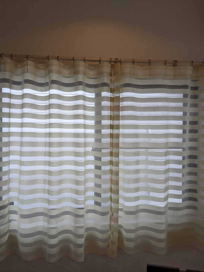 レースのカーテン干す